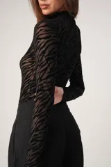 Pantalón sastre negro de corte ancho con pinzas en la cintura y bolsillos laterales.