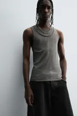 Camiseta sin mangas (tank top) negra, de corte slim fit, con cuello redondo de efecto doble.