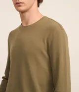 Remera masculina de manga larga en color marrón, con textura waffle y cuello redondo.