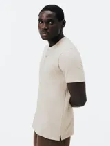 Camiseta azul con cuello henley y tapeta de tres botones.