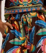 Short runner de tiro medio con cintura elástica y cordón ajustable. Confeccionado en una mezcla de viscosa y lino, presenta un estampado tropical colorido sobre fondo marrón, con bolsillos laterales y bajo redondeado.