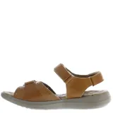 Sandalias de cuero color marrón con ajuste de velcro en el empeine y el talón. Presentan una suela de goma ergonómica en tono gris y logo de la marca grabado en la tira superior.