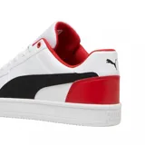 Championes Puma modelo Caven 2.0 edición Ferrari, de diseño urbano con exterior en cuero sintético negro, franja lateral blanca y detalles en rojo en el talón y el interior. Presenta el logo de Ferrari en la lengüeta y suela de goma blanca.