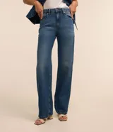 Pantalón de jean azul de corte recto, con bolsillos delanteros y traseros, y cierre de botón y cremallera.