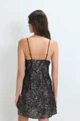 Camisón corto de satén con estampado animal print, breteles finos ajustables y detalle de encaje negro en el escote.