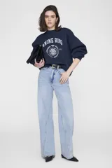 Buzo de corte oversize color azul marino, confeccionado en algodón. Presenta cuello redondo, mangas largas con hombros caídos y gráfico estampado en el frente con la inscripción 'Anine Bing Paris' y un diseño circular.