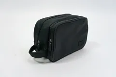 Neceser negro rectangular con doble compartimento con cierre.