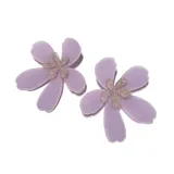 Par de aros colgantes con forma de flor de cinco pétalos color lila y centro dorado con glitter.