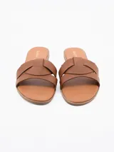 Sandalia plana color negro con tiras anchas cruzadas en el empeine.