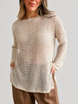 Sweater de tejido calado color beige, con escote redondo, mangas largas y corte amplio y relajado.