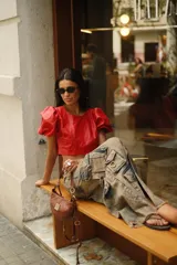 Falda larga de denim con efecto lavado y múltiples bolsillos cargo. Presenta una abertura lateral y cierre frontal con botón y cremallera.