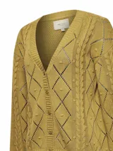 Cardigan de punto color mostaza marca RKF, modelo Nit, confeccionado con mezcla de algodón y lino orgánico. Presenta cuello en V, cierre frontal de botones y diseño con rombos ajardinados y mangas largas.
