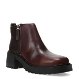 Bota corta de cuero color bordó con suela track negra de goma y cierre lateral metálico.