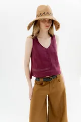 Musculosa blanca de lino con escote en V y corte crop.