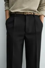 Pantalón de corte wide fit y largo cropped, confeccionado en tejido con elasticidad. Presenta cintura con pliegues frontales, bolsillos laterales y bolsillos traseros de vivo. Cierre frontal con cremallera y botón.