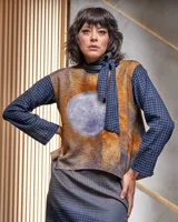 Chaleco oversize color ocre atardecer, teñido artesanalmente con técnica Tie Dye por reserva en forma de luna. Confeccionado en lana merino afieltrada producida en Uruguay.