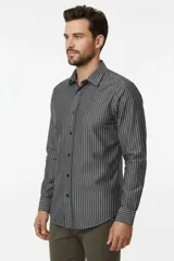 Camisa de algodón de manga larga con diseño de rayas verticales en tonos gris y blanco, cuello camisero clásico y cierre frontal con botones.