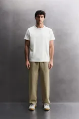 Camiseta de corte relajado confeccionada en tejido de algodón pesado, con cuello redondo y manga corta.