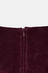 Vestido corto de ante con cuello redondo, manga corta y bolsillos delanteros. Presenta un diseño estructurado con forro interior y cierre de cremallera oculta en la espalda.