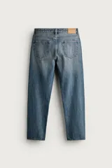 Jeans regular fit de mezclilla negra con efecto lavado, corte recto y tiro medio. Cuenta con diseño de cinco bolsillos y cierre frontal con cremallera y botón.