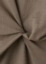 Vestido midi de corte recto y color marrón, con cuello redondo, manga corta y detalles fruncidos.