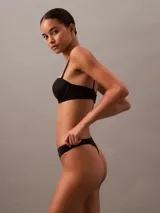 Bombacha tipo colaless de la línea Perfectly Fit, confeccionada en microfibra suave con acabado de dobladillo reforzado invisible y talle medio.