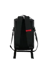 Mochila cilíndrica tipo matera, con dos compartimentos separados por cierre. El cuerpo superior es de material liso color camel y el inferior es acolchado color beige. Presenta parches circulares con motivos de naturaleza y una etiqueta verde con el texto "EXPLORE YOUR WORLD: Discovery".