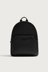 Mochila negra con acabado texturizado y detalle metálico. Cuenta con compartimento principal con cierre de cremallera, bolsillo frontal con cierre, asa de mano superior y correas ajustables para los hombros.
