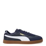 Championes urbanos Puma modelo Club II Era, color negro con detalles en blanco y suela de goma color marrón. Confeccionados en una combinación de cuero y gamuza, presentan el logo de la marca en dorado en el lateral.