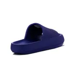 Chanclas Diadora modelo Splash, color azul, de diseño acolchado y suela gruesa con textura.