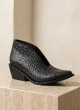Botín de cuero vacuno con textura de reptil, diseño de corte bajo con abertura lateral en forma de V y taco cuadrado de madera.