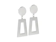 Caravanas colgantes de acero italiano, compuestas por una pieza superior circular y una pieza inferior geométrica de forma trapezoidal con centro calado.