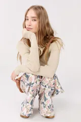 Top dorado de lurex con escote a la base y mangas largas.