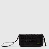 Billetera rectangular de diseño acolchado con textura arrugada, color negro. Cuenta con una correa de muñeca extraíble, cierre perimetral y parche frontal con el logo de la marca en color verde lima.