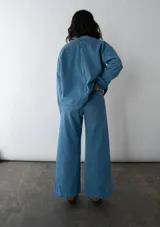 Pantalón de jean celeste de corte ancho, tiro alto y estilo vintage. Confeccionado con algodón 100% reciclado y bolsillos cuadrados en delantero y espalda.