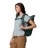 Mochila Columbia Convey III de 27 litros, color verde bosque, con cierre enrollable, resistente al mal tiempo. Incluye funda para portátil de 15 pulgadas, dos bolsillos para botellas de agua y un bolsillo frontal con cremallera. Cuenta con respaldo transpirable, tirantes acolchados y ergonómicos, y cinta pectoral ajustable.