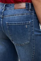 Jean wide leg bicolor de tiro alto, confeccionado en denim con combinación de tonos celeste medio y azul oscuro, de corte ancho y relajado.