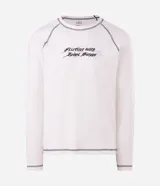 Remera de manga larga confeccionada en tejido de algodón acanalado (ribana) color blanco. Presenta costuras contrastantes en color oscuro, cuello redondo y estampa frontal con lettering en estilo gótico.