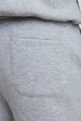 Pantalón jogging de corte deportivo con cintura elástica y cordón ajustable. Presenta puños elastizados en el ruedo y bolsillos laterales.
