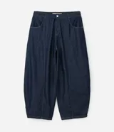 Pantalón de jean raw azul oscuro, corte barrel con piernas anchas y cintura cónica. Presenta costuras contrastantes, cierre tradicional con botón y bolsillos laterales.