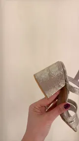 Sandalia dorada de cuero con doble tira delantera, horma cuadrada y ajuste con hebilla.