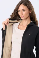 Campera de polar azul con cierre frontal, capucha integrada y bolsillos laterales. Presenta un diseño entallado con logo bordado en el pecho.