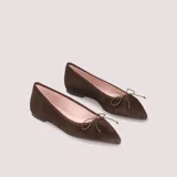 Ballerinas de gamuza color chocolate, con punta fina, lazo decorativo y plantilla de cuero.