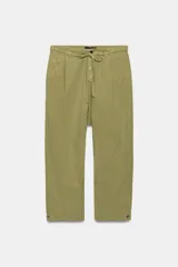 Pantalón jogger ZW Collection confeccionado en mezcla de algodón, color verde militar. Cuenta con tiro medio, cintura con trabillas y cordón ajustable, bolsillos laterales ocultos, rodilleras reforzadas y botones a presión en los tobillos para ajustar la botamanga.