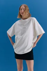 Remerón oversize de algodón color blanco off-white, con cuello redondo, mangas anchas y estampa frontal con el logo de la marca.