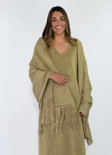 Pashmina rectangular color crudo con acabado brillante y flecos en los extremos.