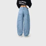 Pantalón jean de corte ultra baggy, tiro medio y diseño holgado en las piernas, confeccionado en denim de algodón en tono celeste claro.