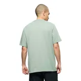 Remera de manga corta color verde menta, con cuello redondo y bolsillo frontal en el pecho. Presenta un diseño de corte holgado y tejido de punto suave.
