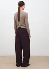 Jersey de punto lúrex, color tostado, con cuello redondo y manga larga.