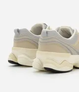Championes de running Viko con diseño de paneles superpuestos en tonos gris y plateado. Presentan una combinación de malla técnica y detalles sintéticos, con suela de plataforma robusta y cierre mediante cordones.